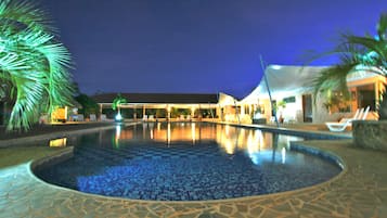 Una piscina al aire libre