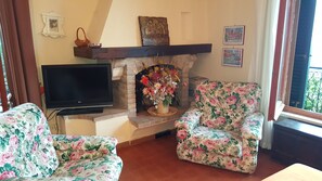 Una televisión, una chimenea