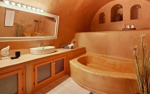 Shower, hair dryer, towels, soap - Outdoor hot tub, Caldera and sunset views  (Pyrgos Kallistis)