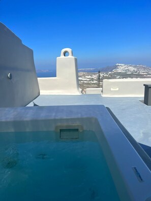 Outdoor spa tub - Outdoor hot tub, Caldera and sunset views  (Pyrgos Kallistis)