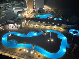 Una piscina al aire libre, camas de piscina gratis, sombrillas