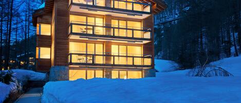 Fassade der Unterkunft – Abend/Nacht