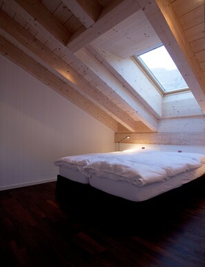 Apartment, 3 Bedrooms (Penthouse) | 3 bedrooms, desk, iron/ironing board, rollaway beds