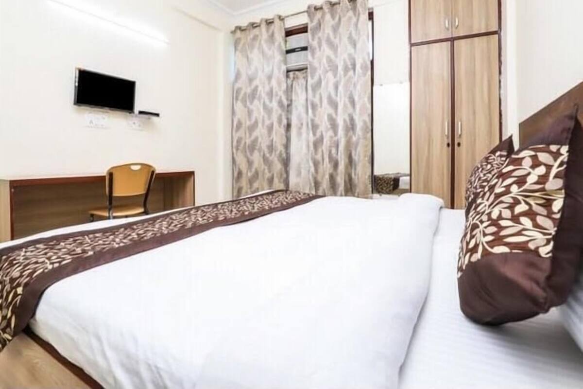 Deluxe Room | Individually furnished, desk, laptop workspace, rollaway beds