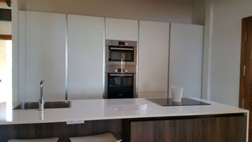 Een koelkast, een magnetron, een oven, een kookplaat