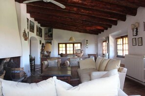Living area - Casa Torrent Costa Brava its beaches, golfs, the countryside and cuisine of the Ampurdá (Pals)
