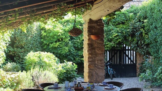 Outdoor dining - Casa Torrent Costa Brava its beaches, golfs, the countryside and cuisine of the Ampurdá (Pals)