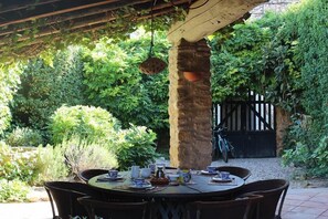 Outdoor dining - Casa Torrent Costa Brava its beaches, golfs, the countryside and cuisine of the Ampurdá (Pals)