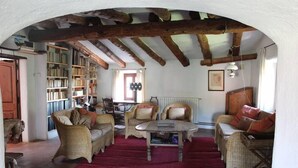 TV, fireplace, books - Casa Torrent Costa Brava its beaches, golfs, the countryside and cuisine of the Ampurdá (Pals)