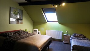 Desk, blackout curtains, soundproofing, iron/ironing board - Apartments Marco Polo Midi (Brussels)