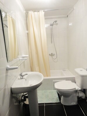 Bathroom - Apartments Marco Polo Midi (Brussels)
