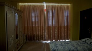 Desk, blackout curtains, soundproofing, iron/ironing board - Apartments Marco Polo Midi (Brussels)