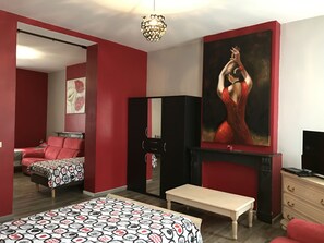 Familiekamer, 1 twee- of 2 eenpersoonsbedden (Lisa) | Woonruimte | Flatscreentelevisie en een dvd-speler