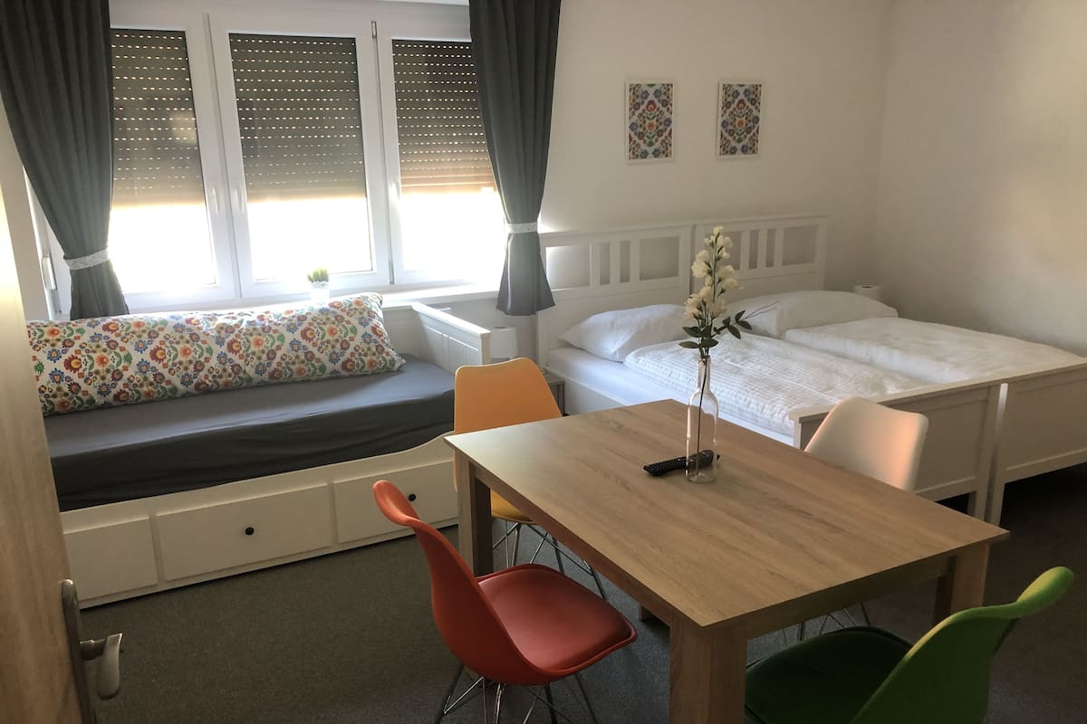 Escritorio, espacio para trabajar con laptop y cortinas blackout 