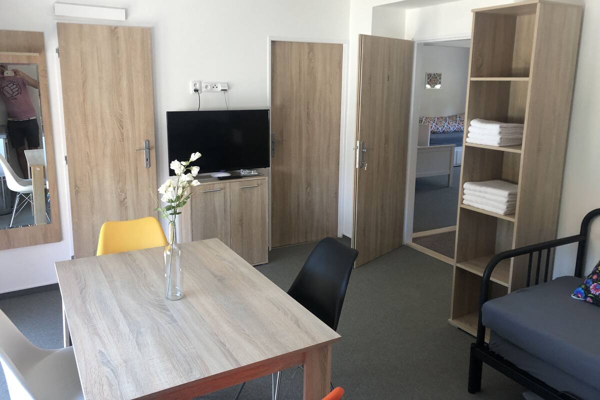 Suite estudio familiar (3) | Escritorio, espacio para trabajar con laptop y cortinas blackout 