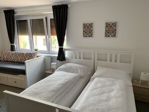 Family Studio Suite (2) | Meja, ruang kerja komputer riba, langsir/tirai gelap terus