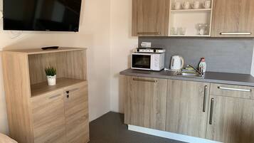 Family Studio Suite (5) | Private kitchen | Fridge, microwave, stovetop, electric kettle