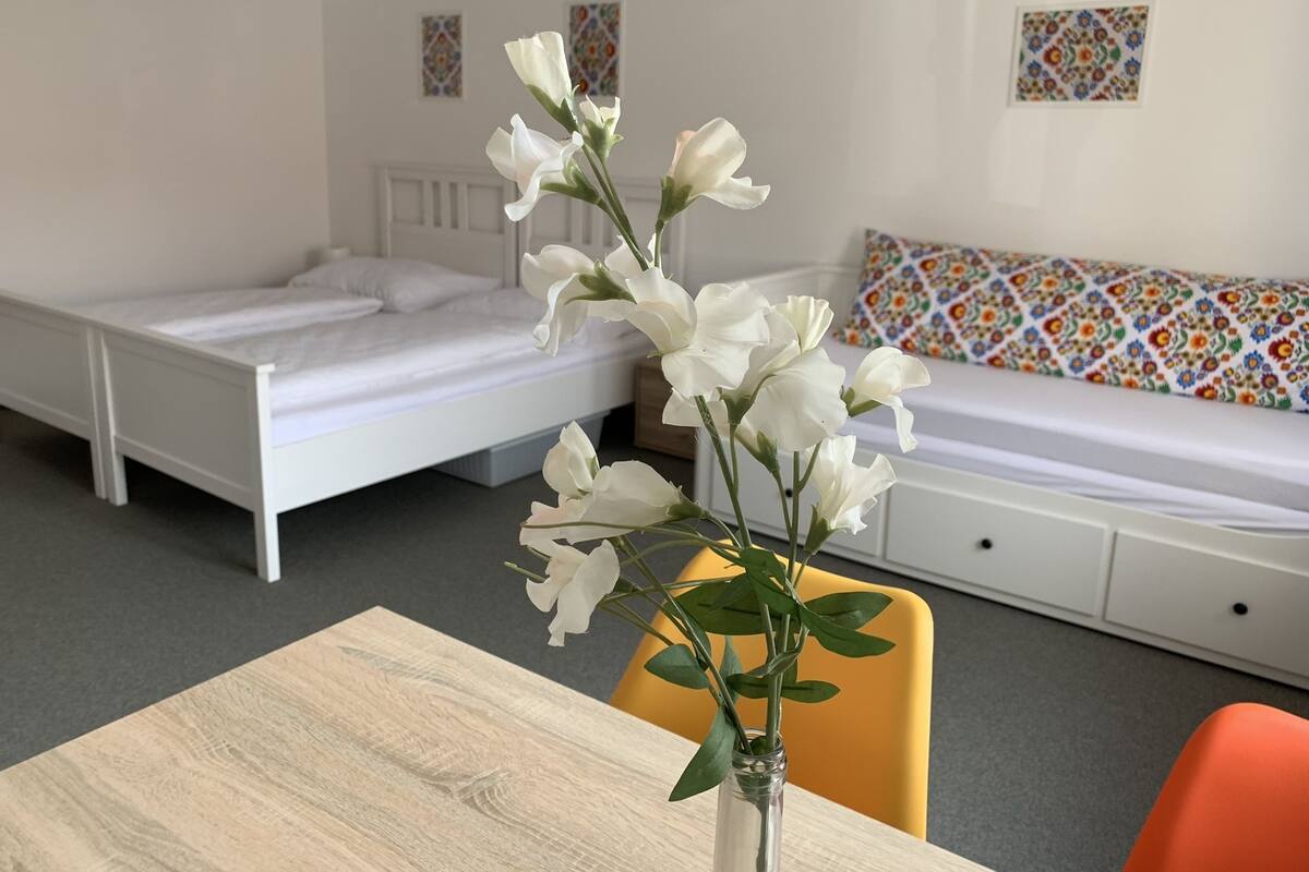 Suite estudio familiar (4) | Escritorio, espacio para trabajar con laptop y cortinas blackout 