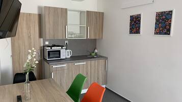 Family Apartment (6) | Private kitchen | Fridge, microwave, stovetop, electric kettle