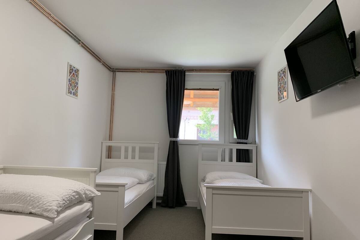 Suite estudio familiar (1) | Escritorio, espacio para trabajar con laptop y cortinas blackout 