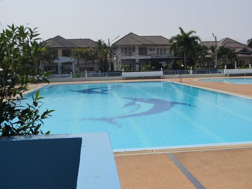 10min. To beach: House Rayong Stadmitte: Park-like holiday complex with large pool