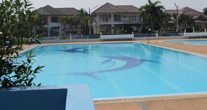 10min. To beach: House Rayong Stadmitte: Park-like holiday complex with large pool