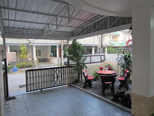 . 10 minutos a la playa: Casa Rayong Stadmitte: complejo vacacional similar a un parque con piscina grande