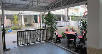 10min. To beach: House Rayong Stadmitte: Park-like holiday complex with large pool