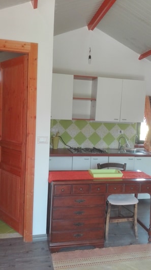 冰箱、炉灶、茶具/咖啡用具、电热水壶