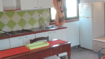 Fridge, stovetop, coffee/tea maker, electric kettle