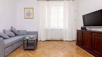 Apartamento superior | Sala de estar | Una televisión de pantalla plana