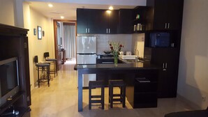 Standard-Apartment, 1 Schlafzimmer | Essbereich im Zimmer