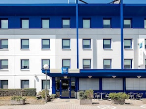 A modern hotel building with a blue and white facade, multiple windows, and a sign indicating it is a budget hotel. - Ibis Budget Frankfurt Offenbach Sued (Offenbach am Main)