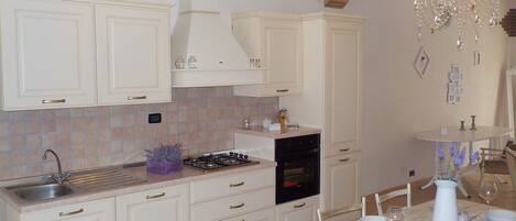 冷蔵庫、オーブン、コンロ、食器洗い機