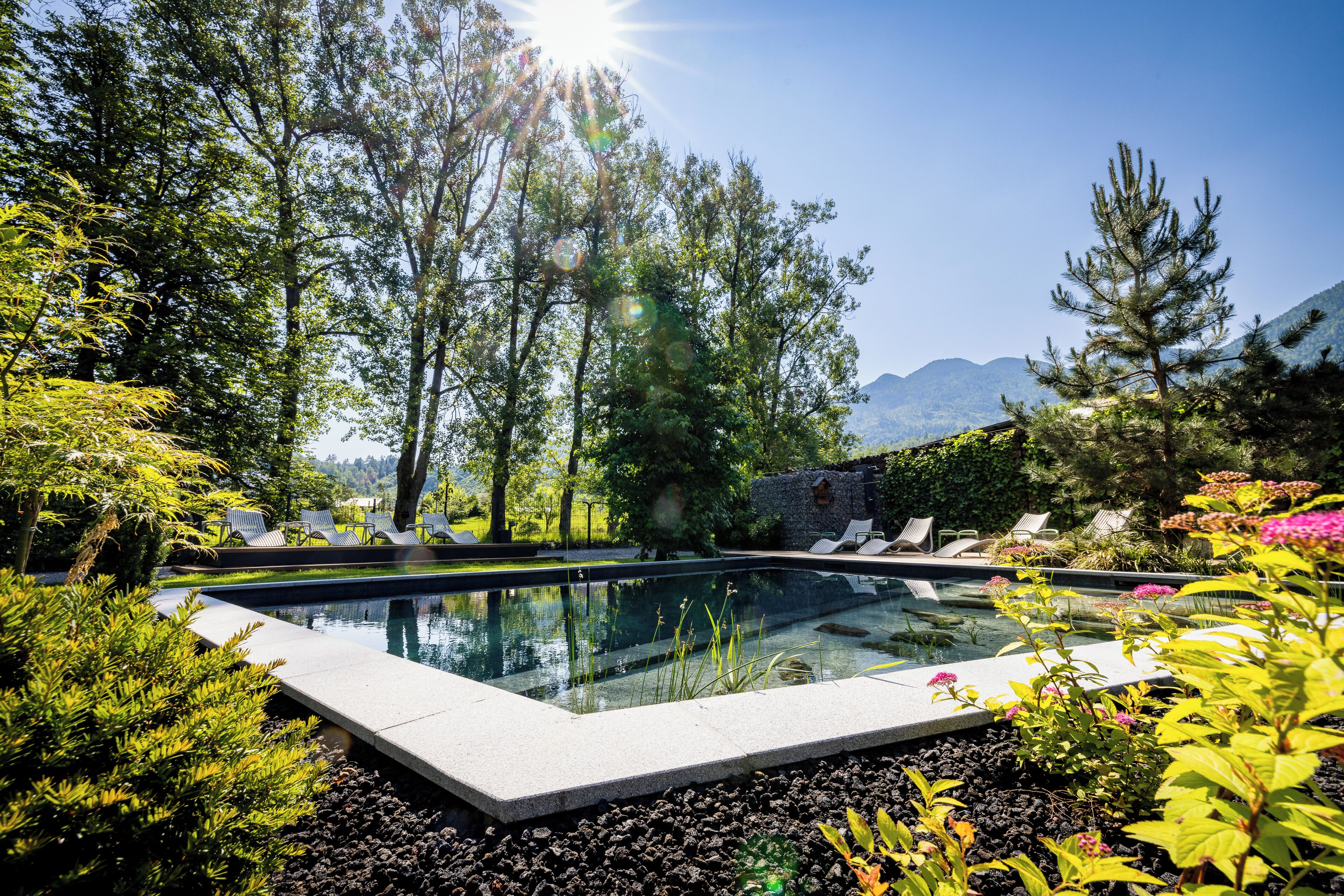 Außenpool (je nach Saison geöffnet), Liegestühle