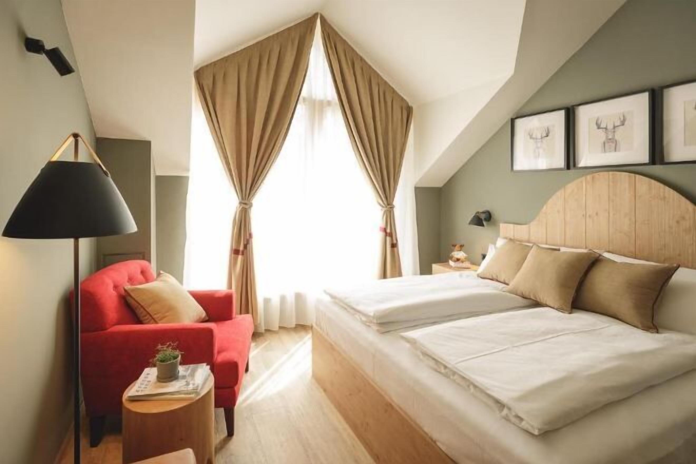 ห้องพักตกแต่งอย่างมีเอกลักษณ์, ตกแต่งพิเศษโดยเฉพาะ, โต๊ะทำงาน