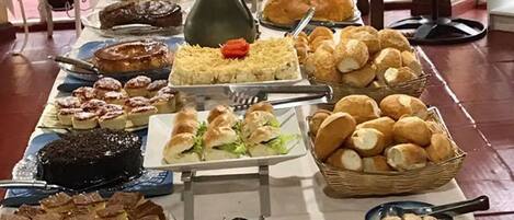 包含每日自助早餐