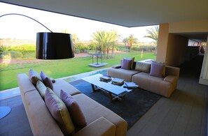 Televisie, een open haard, videospelletjes en een dvd-speler