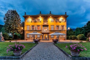 Exterior - holiday vacation large luxury villa rental italy, tuscany, near lucca, pool, view, wi-fi, air conditioning, chef service (Capannori)