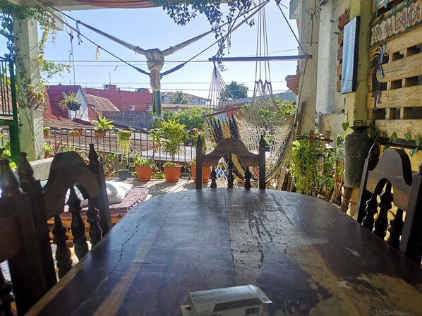 Tägliches kontinentales Frühstück (2.5 USD pro Person)