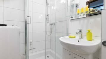 Comfort Studio | Bathroom | Shower, free toiletries, hair dryer, towels