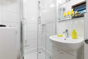Comfort studio | Badkamer | Een douche, gratis toiletartikelen, een haardroger, handdoeken