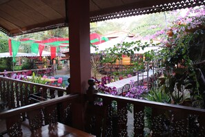 Outdoor dining - Bali House 19 to 1 double bed (Klaeng)