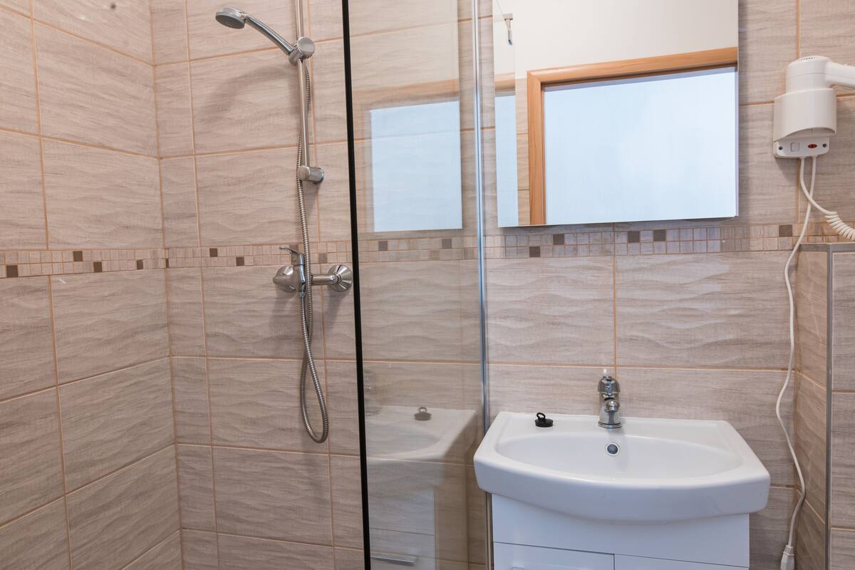 Family Room (6) | Bathroom