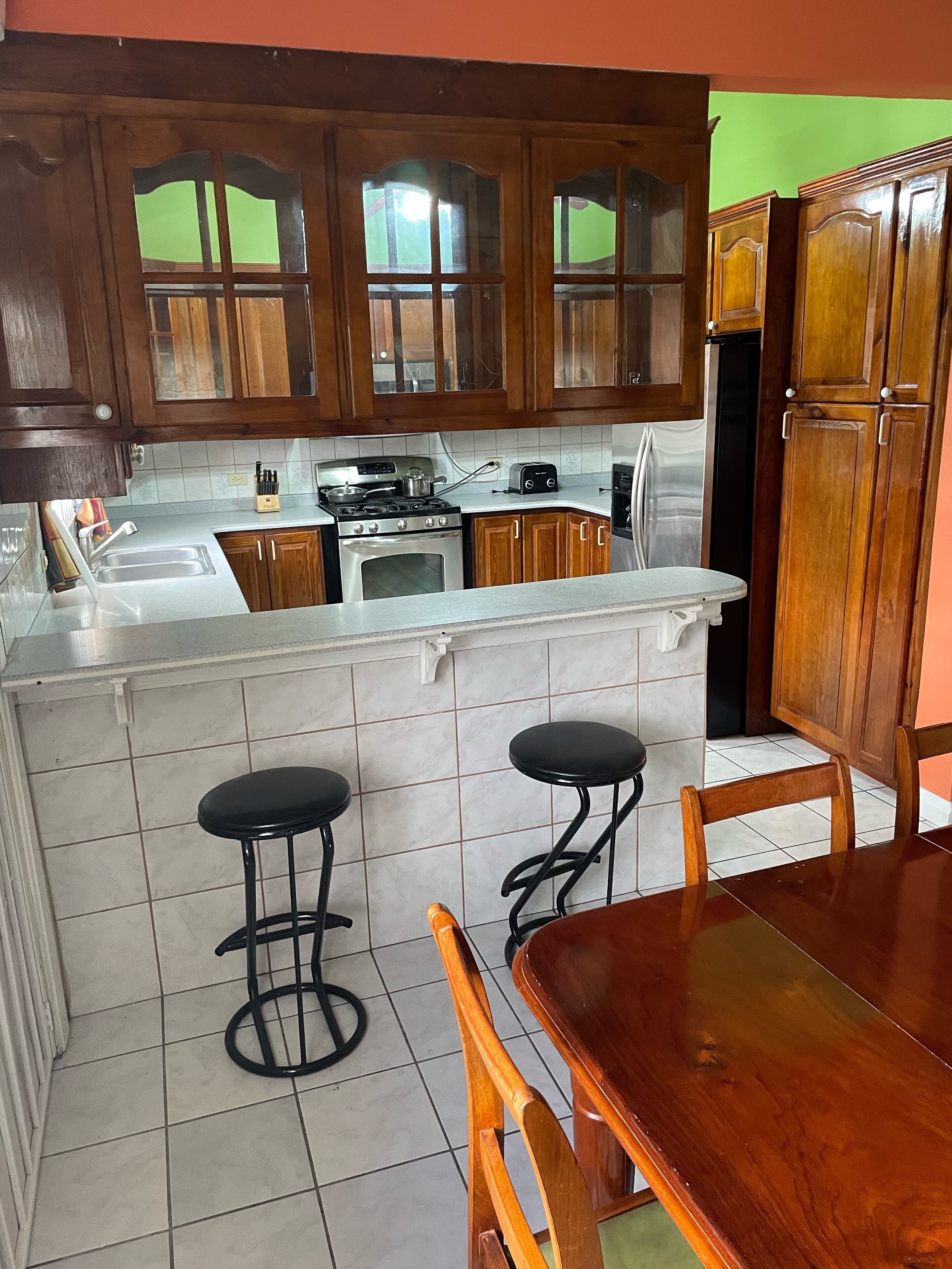 Kjøleskap, mikrobølgeovn, ovn og kokeplater