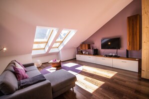 舒适公寓, 2 间卧室, 露台 (Purple) | 起居区 | 0-英寸LED 电视（配备卫星频道）、电视、游戏机