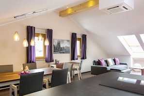 LĂ€genhet Comfort - 2 sovrum - terrass (Purple) | Vardagsrum | 0-tums LED-tv med satellitkanaler, tv och en tv-spelskonsol