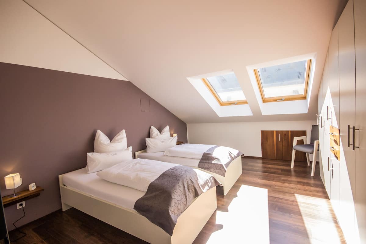 Appartamento Comfort, 2 camere da letto, terrazzo (Purple) | 2 camere, una cassaforte in camera, tende oscuranti, insonorizzazione