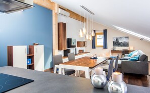 舒适公寓, 2 间卧室, 露台 (Blue) | 起居区 | 0-英寸LED 电视（配备卫星频道）、电视、游戏机