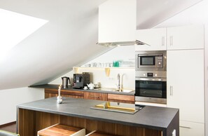 Comfort-Apartment, 2 Schlafzimmer, Terrasse (Green) | Wohnbereich | 0-Zoll-LED-Fernseher mit Satellitenempfang, Fernseher, Videospielkonsole